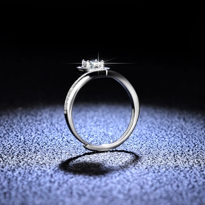 Anello a corona principessa in argento con moissanite e diamanti a taglio brillante