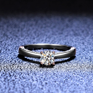 Anello di fidanzamento in moissanite con griffe in oro rosa e diamanti laterali lucidi