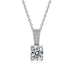 Collier classique en argent sterling 925 avec pendentif en moissanite et serti à quatre griffes