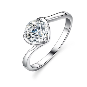 Bague en argent poli avec un Moissanite brillant couleur D dans un serti à trois griffes