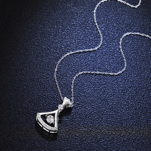 S925 sterling silver fan-shaped pendant necklace with sparkling center moissanite stone