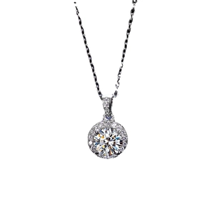 Collier halo classique en argent s925 avec un pendentif moissanite ronde de 1 carat