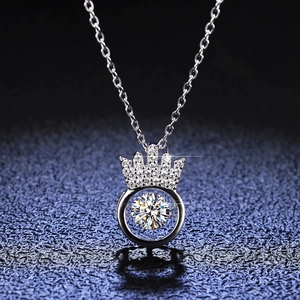 Collana con Ciondolo in Argento Sterling 925 con Moissanite Danzante e Zirconia Corona a Forma di Cuore Catena a Box Gioielli