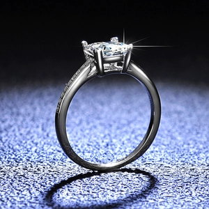 Eleganter S925 Silberring mit Moissanit im Prinzess-Schliff und seitlichen Pavé-Steinen