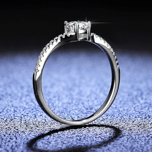 Bague exquise en moissanite de 1 carat avec serti à quatre griffes en argent S925