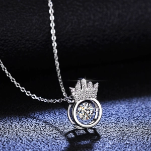 Elegante ciondolo a corona in argento S925 con scintillante pietra moissanite danzante