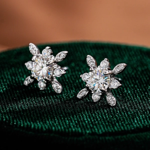 Eleganti orecchini a lobo a fiocco di neve in argento S925 e moissanite su velluto