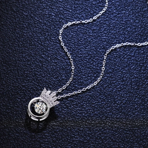 Collana con corona in argento sterling S925 e ciondolo a cuore danzante con moissanite