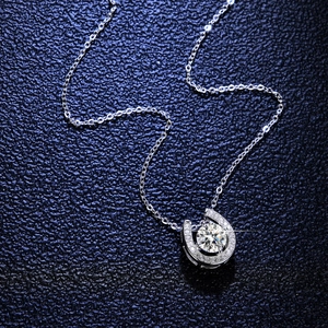Polished S925 sterling silver horseshoe necklace with sparkling moissanite stone