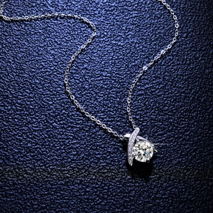 Collier classique en argent 925 avec moissanite de 1 carat et pendentif croisé