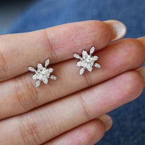 Orecchini a lobo a fiocco di neve in argento sterling 925 con moissanite lucida
