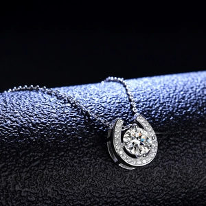 S925 sterling silver horseshoe pendant necklace with brilliant moissanite center stone