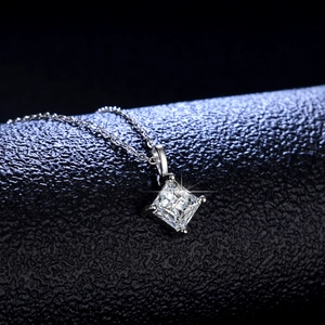 Collier en argent S925 avec pendentif moissanite taille princesse et serti à quatre griffes