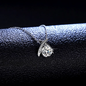 Collier élégant en argent sterling S925 avec pendentif moissanite ronde de 1 carat