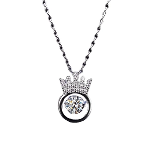 Collana a corona in argento s925 con pendente moissanite su sfondo bianco puro