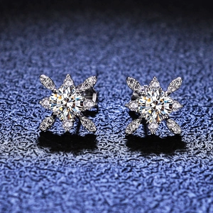 Vista macro degli orecchini moissanite a fiocco di neve con design a stella a otto punte