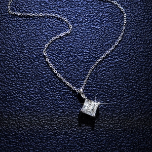 Élégant collier en argent S925 avec pendentif moissanite carrée sur une chaîne fine