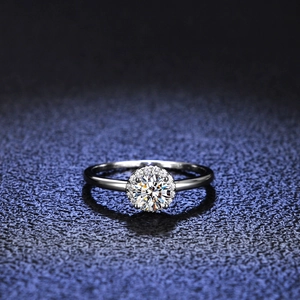 Bague halo en moissanite étincelante avec pierre centrale ronde en argent S925