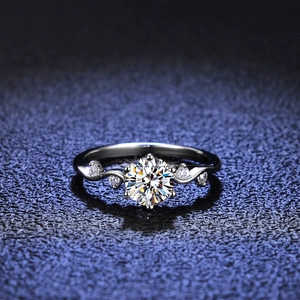 Bague moissanite élégante à quatre griffes avec anneau argenté ondulé et petits diamants