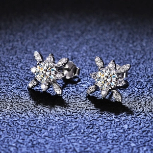 Macro di orecchini a lobo in argento S925 con moissanite e design a forma di fiocco di neve