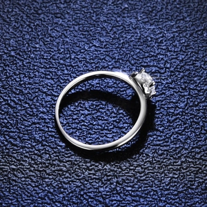 Bague élégante en argent et moissanite avec une pierre centrale ronde en serti griffes