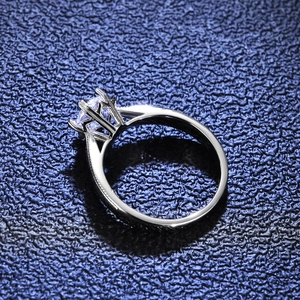 Bague moissanite élégante avec serti couronne à six griffes en finition argent 925