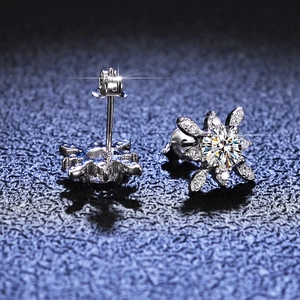 Dettaglio macro di orecchini a fiocco di neve in moissanite con pietra centrale lucida