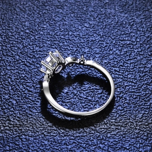 Bague classique en argent S925 avec moissanite, serti six griffes et pierres latérales