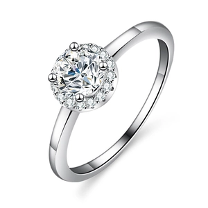 Bague en moissanite argentée avec sertissage halo rond et pierre centrale scintillante