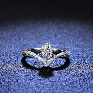 Sparkling Moissanite princess crown silver ring with V-shaped pavé band and starburst effect