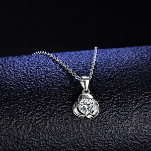 Collier élégant en argent sterling 925 avec pendentif en moissanite de 1 carat brillant
