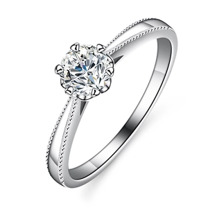 Bague en argent moissanite avec serti à six griffes et détails de bande milgrain