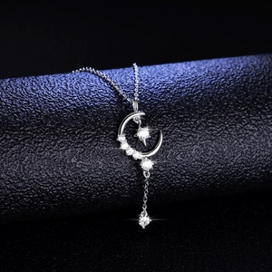 Halskette aus 925er Sterlingsilber mit Mond, Stern und 1 Karat Moissanit im eleganten Design