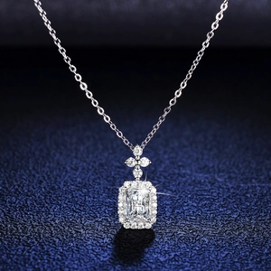 S925 Sterling Silver Emerald Cut Moissanite Pendant Necklace For Women Luxury Four-Leaf Clover Halo Design Rhinestone Clavicle Chain Jewelry Gift