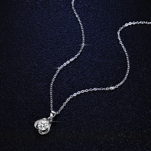Collier en argent 925 avec pendentif trèfle en moissanite de 1 carat sur tissu bleu