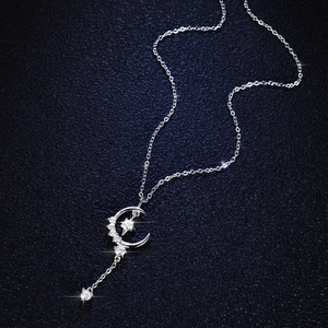 Halskette aus 925er Silber mit Stern-Mond-Quaste und 1 Karat Moissanit auf blauem Grund