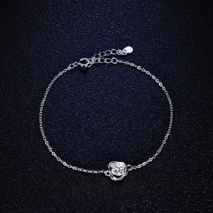 Bracelet trèfle élégant en argent sterling 925 avec moissanite sur fond bleu texturé