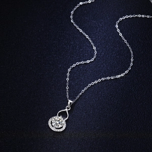 Collana in argento 925 con pendente in moissanite da 1 carato su velluto