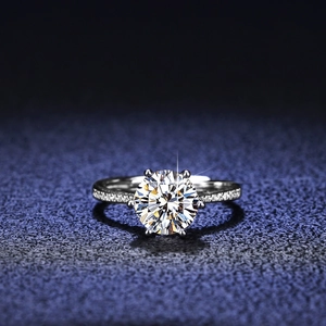 Bague couronne en moissanite en argent s925 avec anneau pavé étincelant sur fond bleu