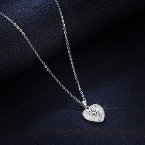 Élégant collier pendentif cœur en argent 925 avec une pierre moissanite de 1 carat brillant
