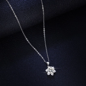 Classic S925 sterling silver snowflake pendant necklace with 1 carat sparkling moissanite