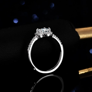 Bague classique en argent avec topaze bleue et pierre de moissanite halo ronde