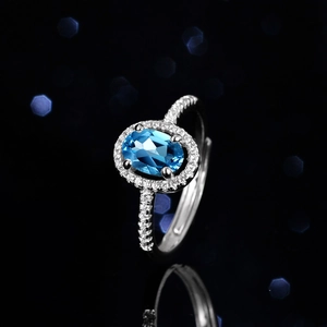 Bague en argent sterling avec topaze bleue et moissanite sur fond noir élégant et chic