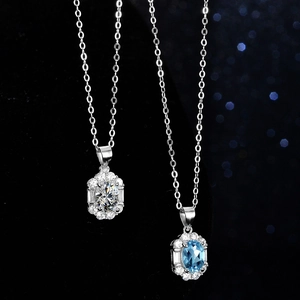 Pendentif en argent sterling avec topaze bleue et moissanite avec halo floral