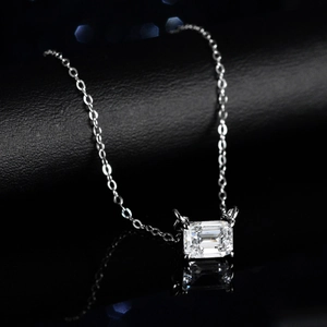 Halskette mit blauem Topas im Smaragdschliff aus S925 Sterlingsilber mit Moissanit-Steinen