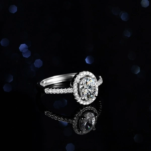 Bague élégante en argent sterling avec topaze bleue ovale et accents de moissanite