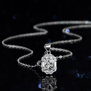 Collier en argent élégant avec topaze bleue ovale et moissanite en serti halo