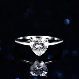 Elegant 2 carat heart-shaped moissanite ring in S925 sterling silver with mirror reflection