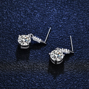 Boucles d'oreilles clous en argent S925 et moissanite avec élégant accent de gland