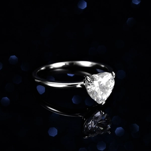 Elegant S925 sterling silver ring featuring a 2-carat heart-shaped moissanite stone